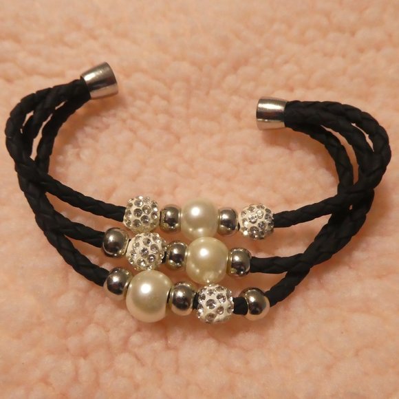 Magnetic Fastened Triple Loop Beaded Bracelet - Picture 5 of 8